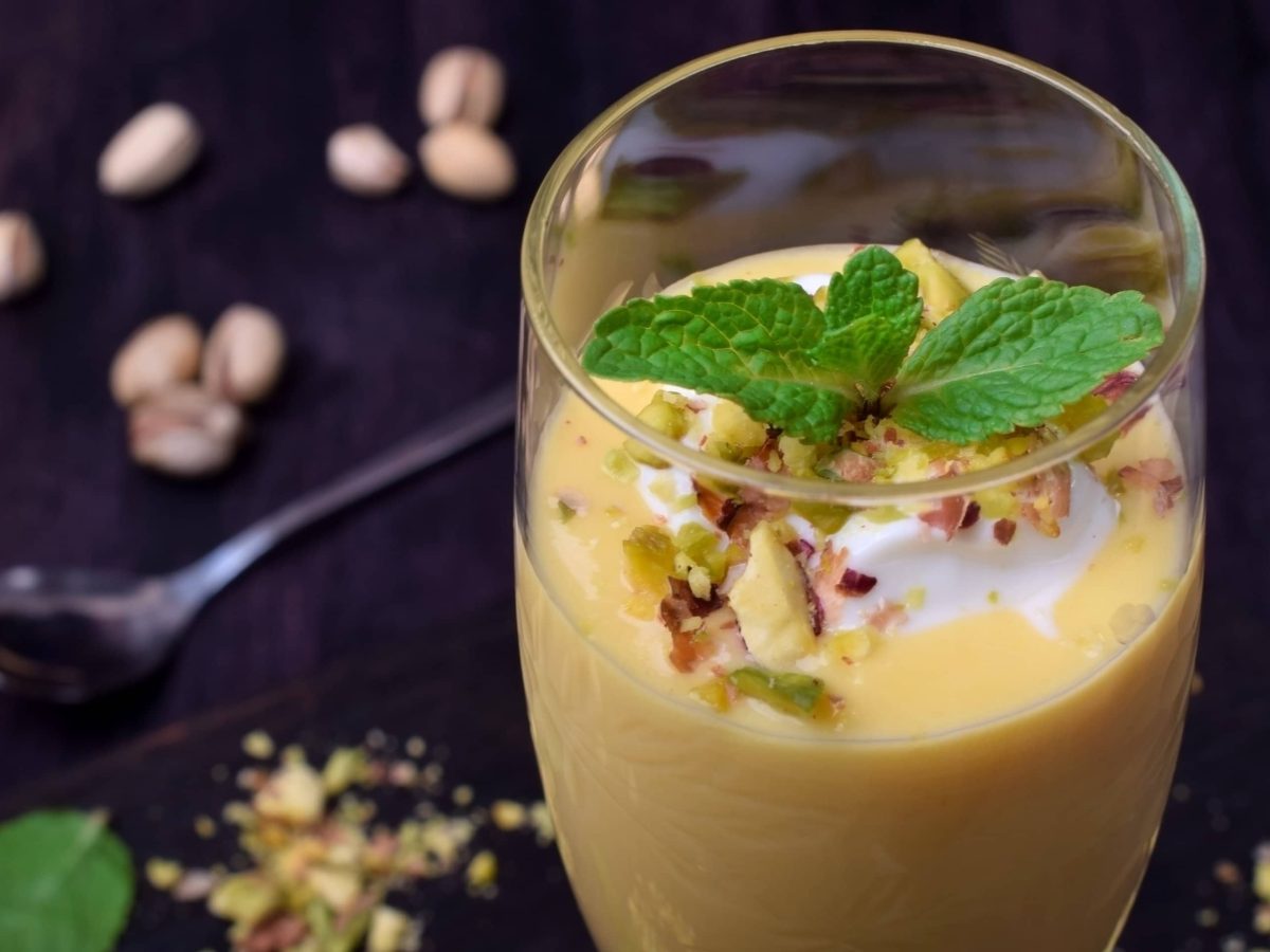 In einem Glas ist eine gelbliche Creme zu sehen. Es handelt sich um den italienischen Dessert Zabaione.