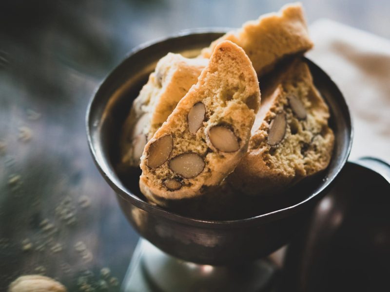 In der Draufsicht: Italienische Mandelkekse, auch als Cantuccini bekannt, liegen in einer Schale.