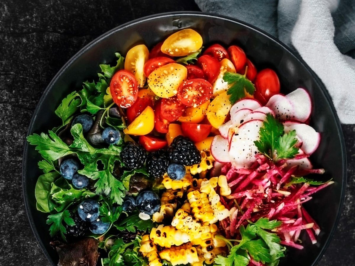 vegane Bowl mit viel Obst und Gemüse