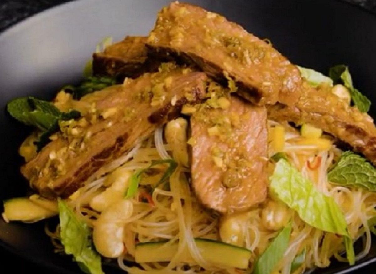 Unser vietnamesischer Glasnudelsalat lecker angerichtet in einem schwarzen Teller.