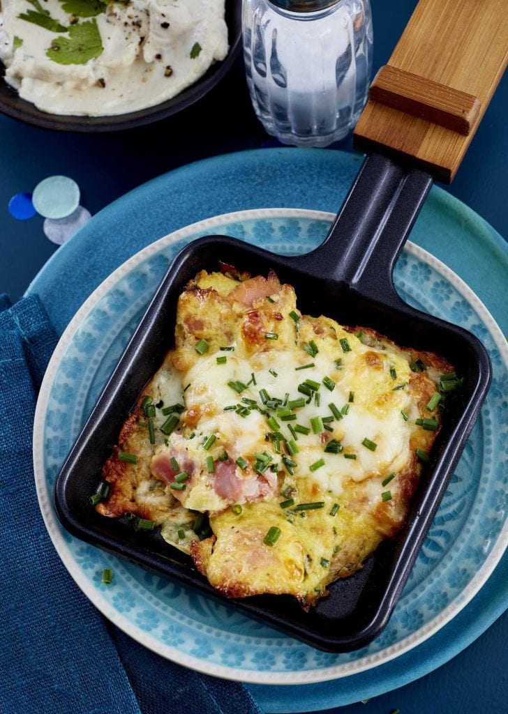 Omelette-Pfännchen in blauer Umgebung