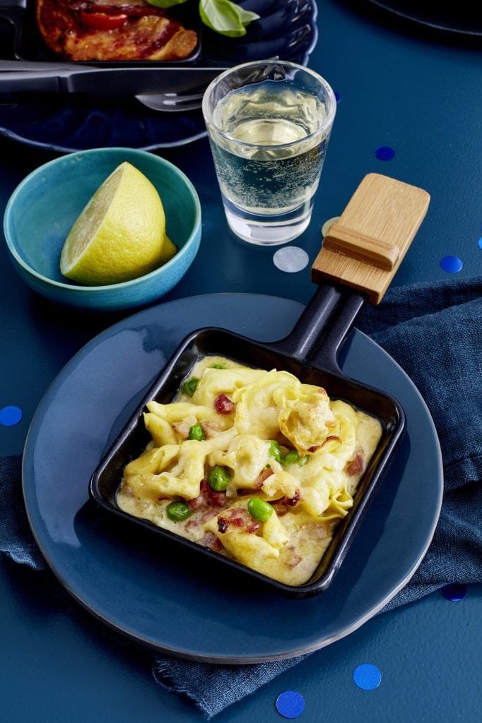 Tortellini-Panna-Pfännchen in blauer Umgebung