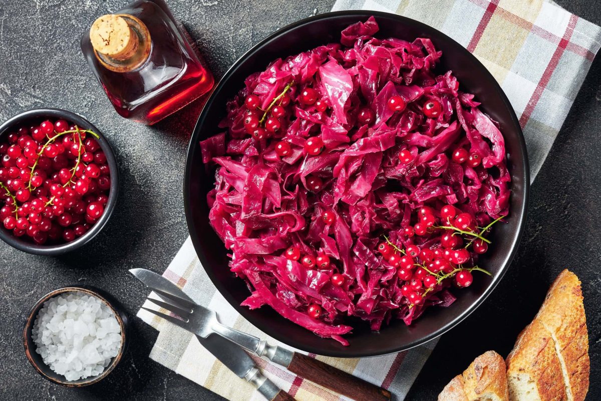 roter Rotkohl mit Cranberrys auf dunklem Untergrund