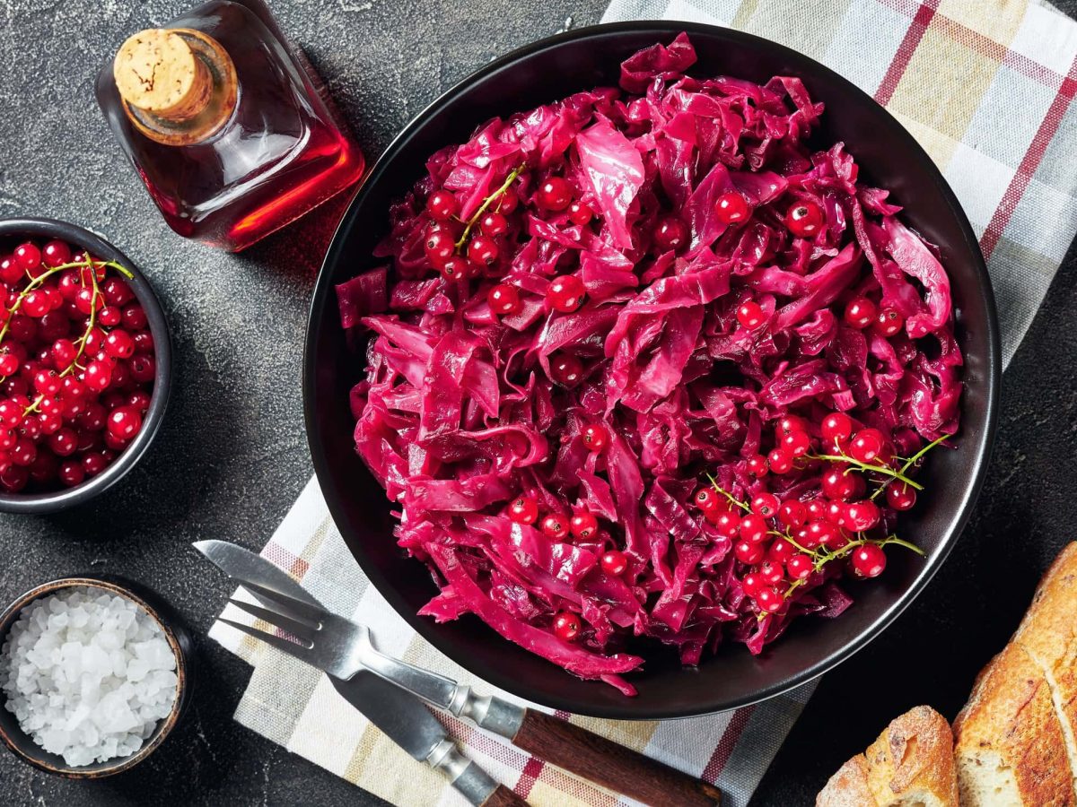 roter Rotkohl mit Cranberrys auf dunklem Untergrund