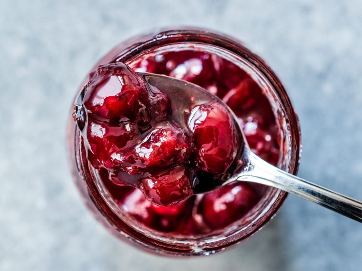 Vogelperspektive: Blick auf ein Glas mit roter Weihnachts-Marmelade