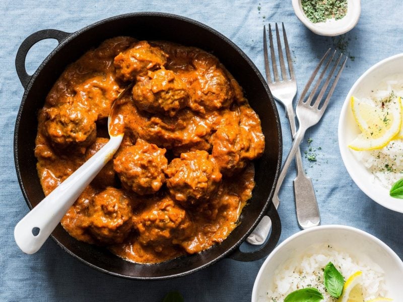 Gusseiserne Pfanne mit Hackbällchen in Paprika-Sahne-Sauce