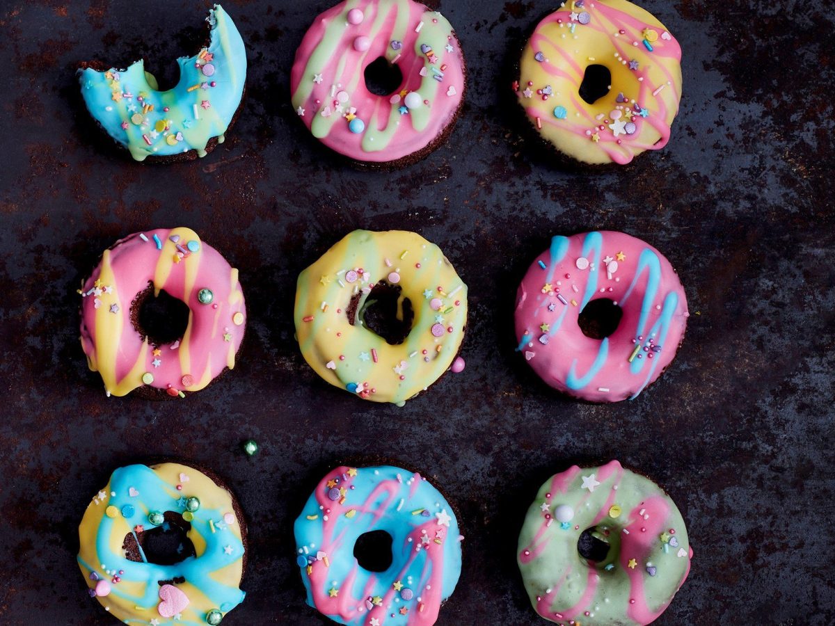 Bunte Donuts auf dunklem Hintergrund.