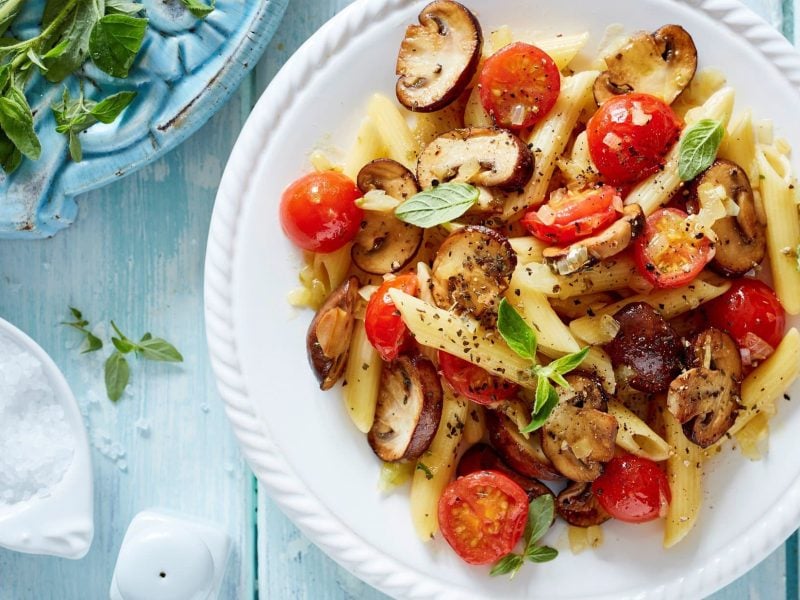 Oregano-Pilze mit Pasta auf Teller serviert.