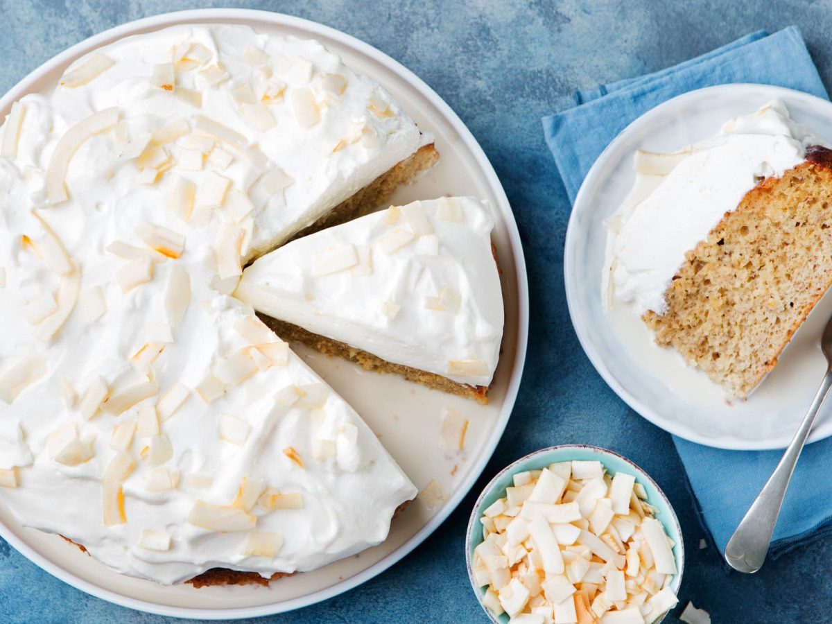 Tres-Leches-Kuchen auf blauem Untergrund