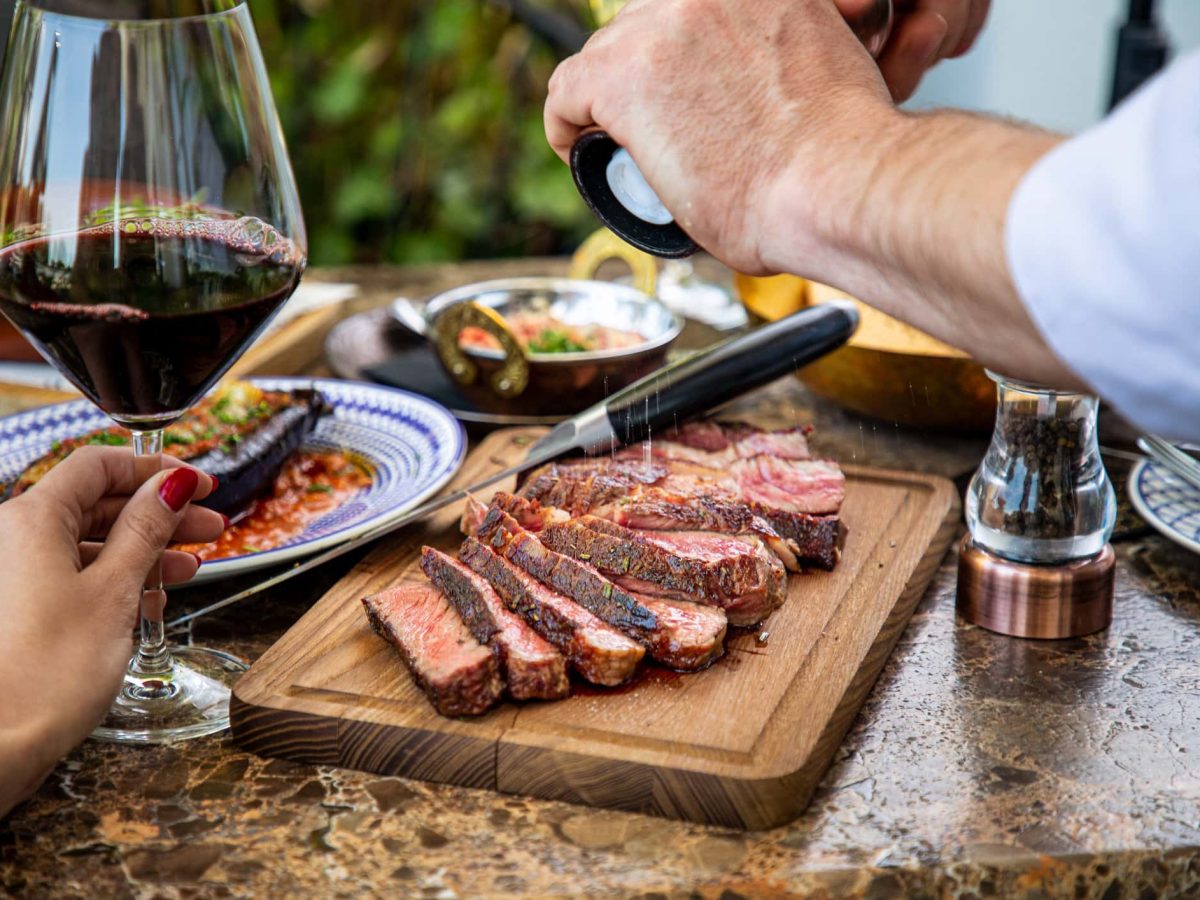 Zartes Fleisch auf Holbrett auf gedecktem Tisch.