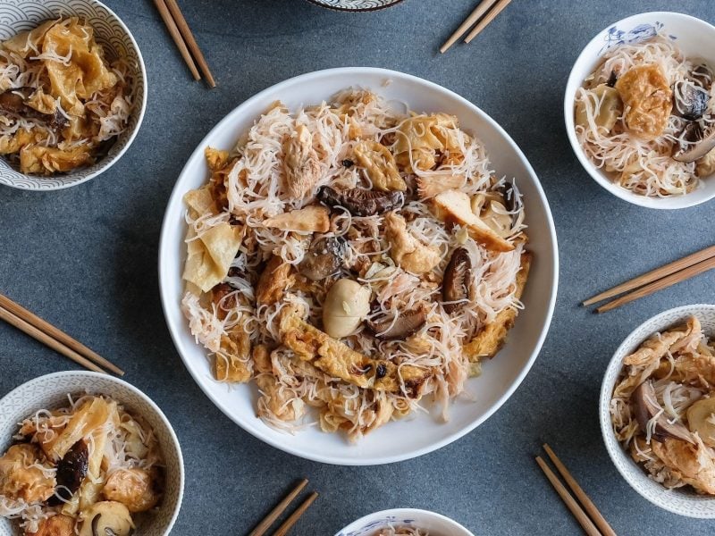 Chinesisches Buddha's Delight: Gemüsebowl mit frittietem Tofu, buntem Gemüse, Glasnudeln und würziger Sauce