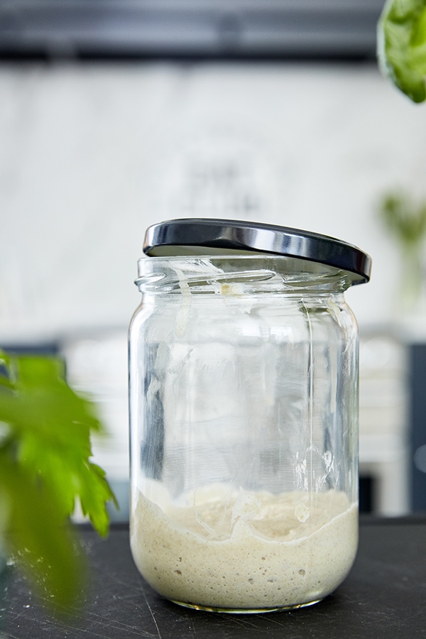 Ein Glas mit einem Ansatz für Sauerteig.