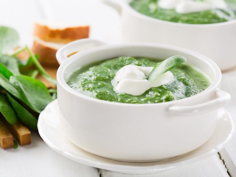 Eine traditionelle Spinatsuppe hält von innen schön warm und ist im Handumdrehen zubereitet.