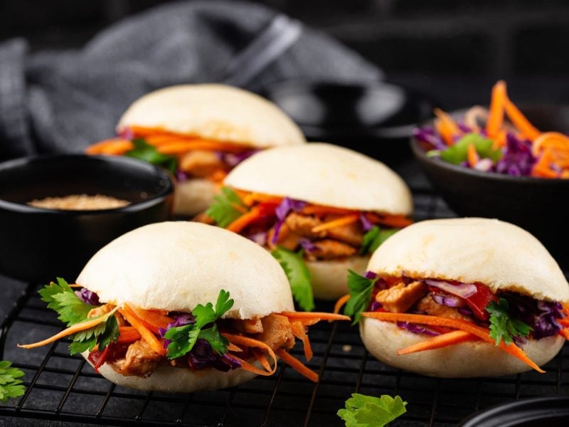 Vegane Bao Burger mit Möhren, Rotkohl und Jackfruit gefüllt.