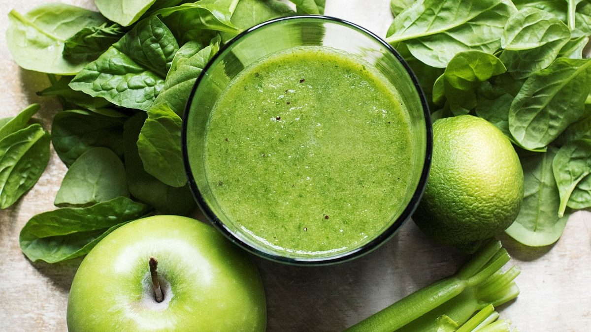 Grüner Apfel-Smoothie mit Sellerie, Limette und Blattspinat.