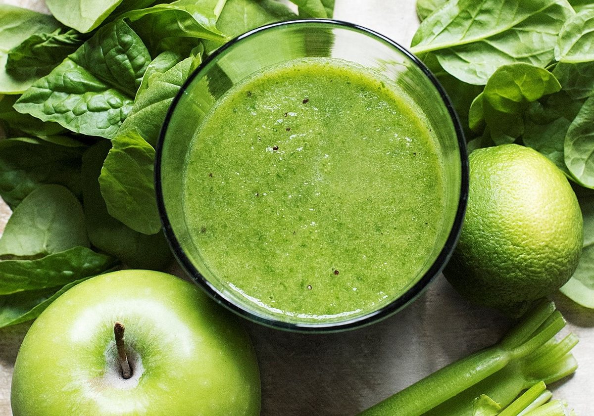 Grüner Apfel-Smoothie mit Sellerie, Limette und Blattspinat.