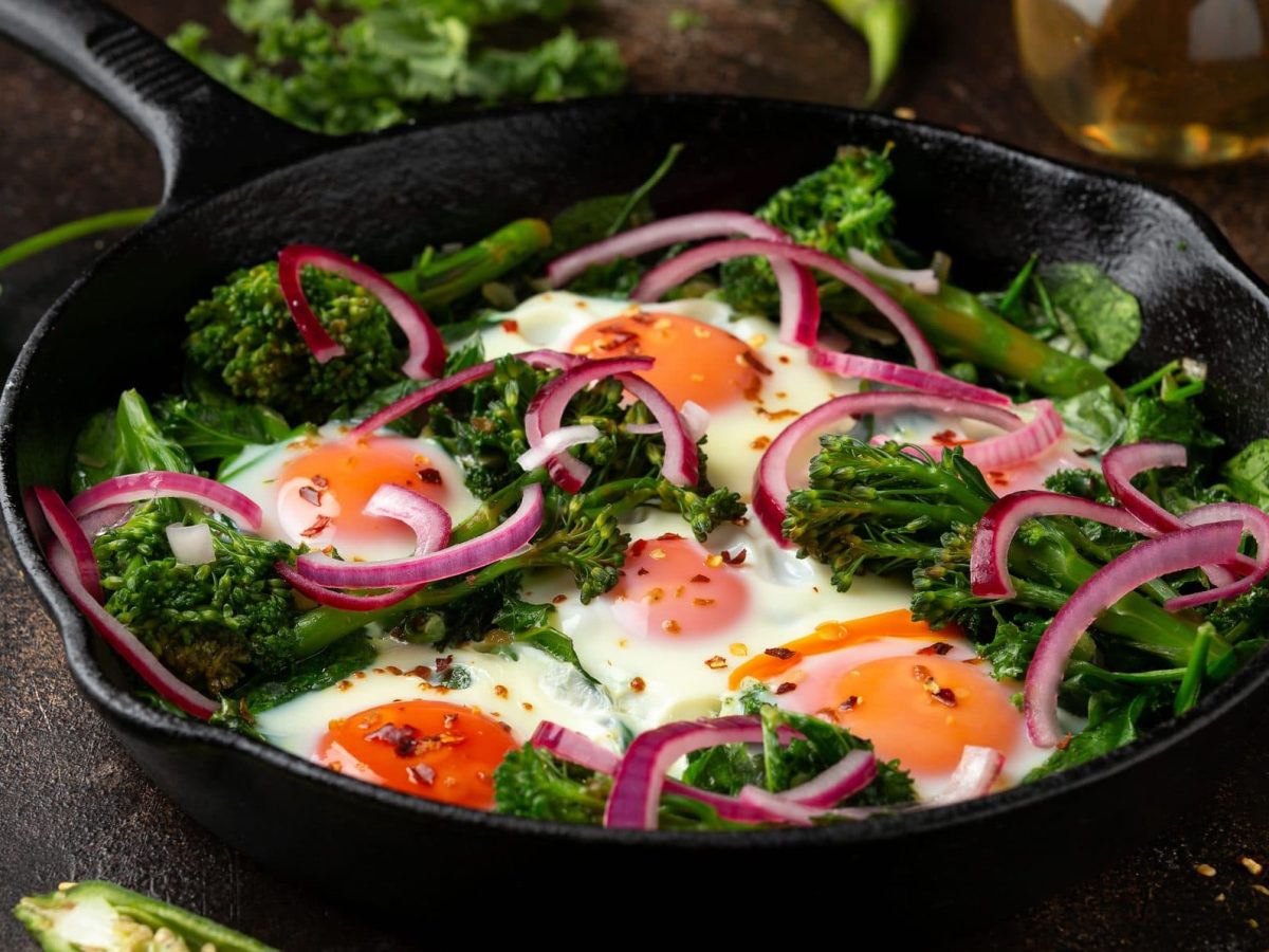 Unser grünes Shakshuka wird genauso wie das rote direkt in der Pfanne serviert.