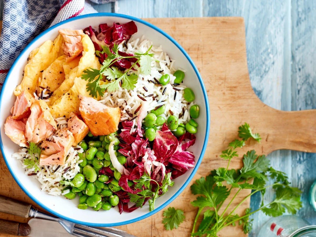 Bunte Lachs-Omelett-Bowl mit Reis.