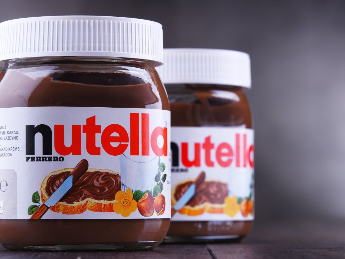 Zwei Nutella-Gläser vor grauem Hintergrund