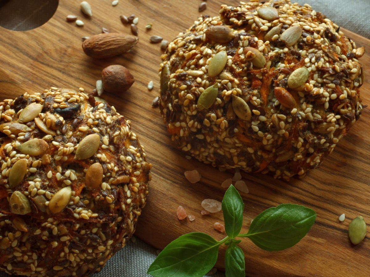 Paleo-Brötchen auf Holzbrett