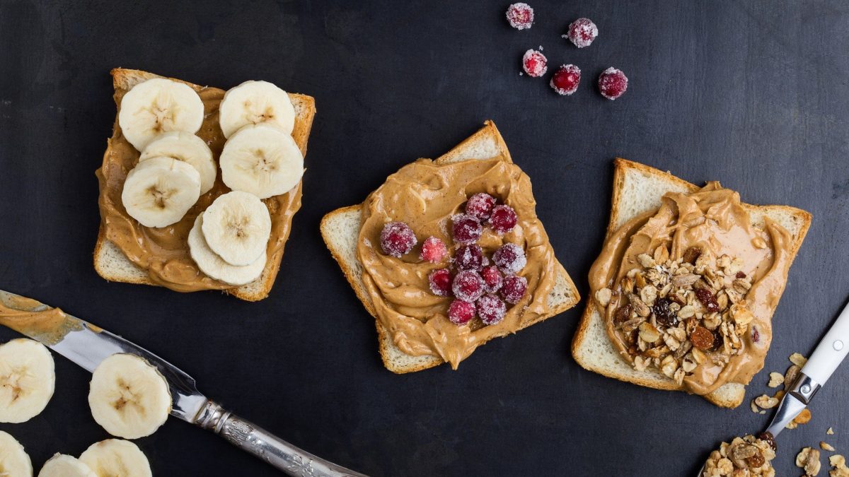 Peanut Butter Sandwiches mit unterschiedlichen Toppings.