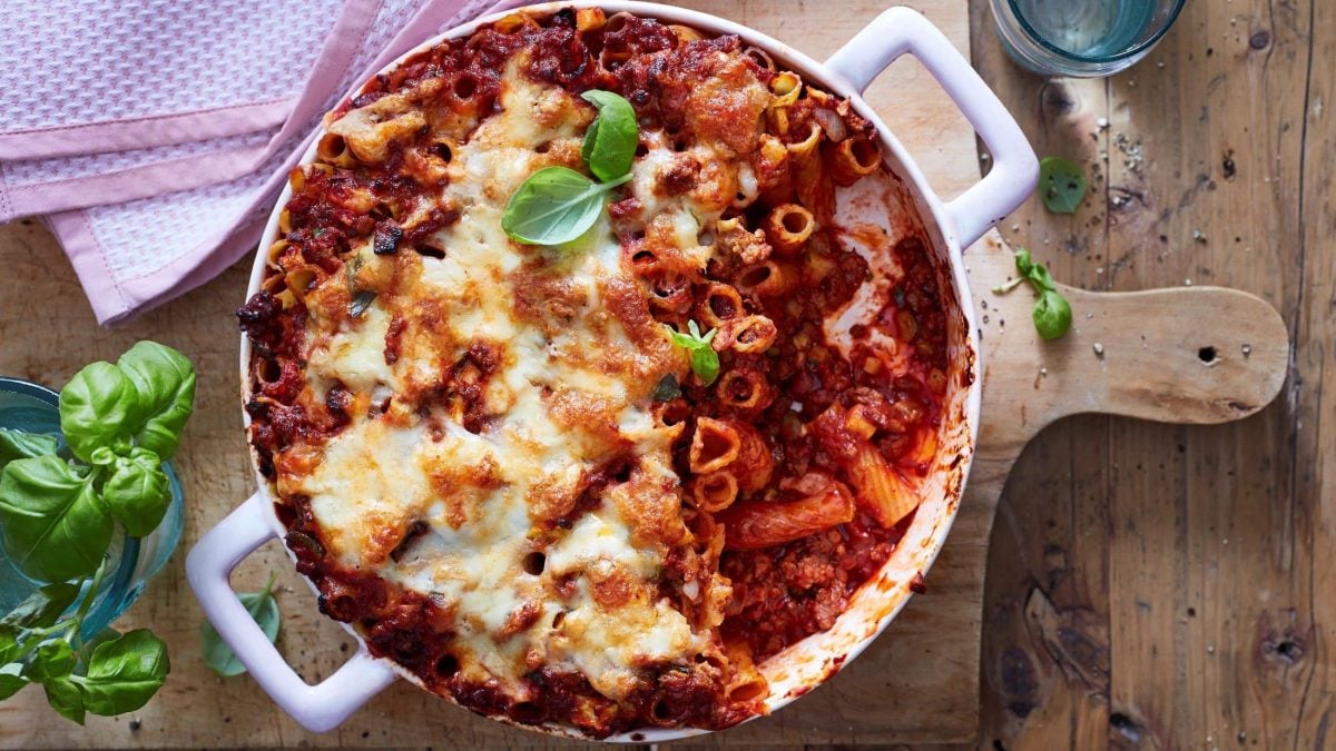 Rigatoni-Hackfleisch-Auflauf auf Tisch serviert.