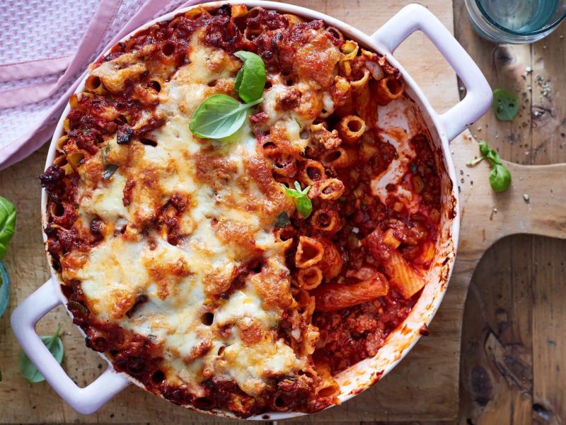 Rigatoni-Hackfleisch-Auflauf auf Tisch serviert.