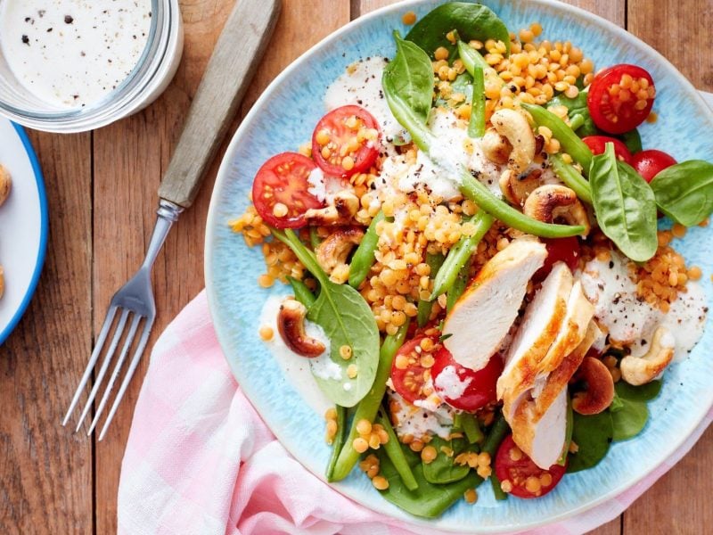 Roter-Linsensalat mit Cashew-Dressing und Hähnchen.