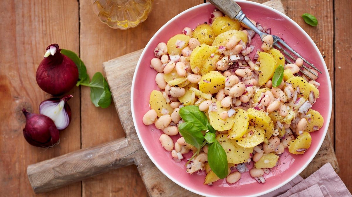 Bunt angerichtet auf einem pinken Teller: Unser Kartoffel-Bohnen-Salat