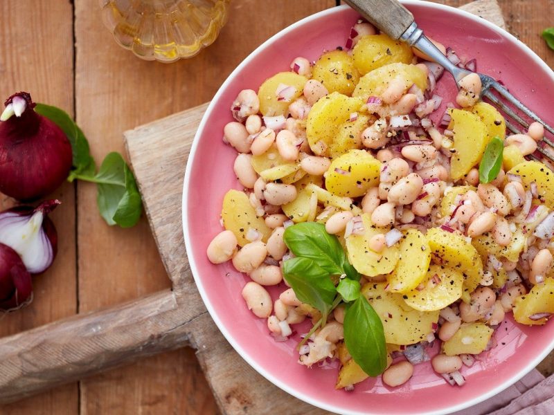 Bunt angerichtet auf einem pinken Teller: Unser Kartoffel-Bohnen-Salat