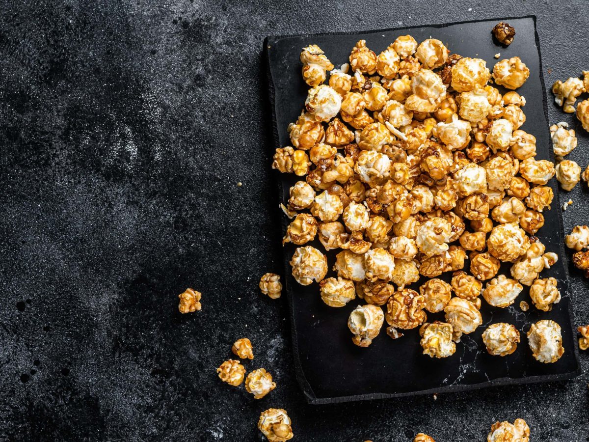 popcorn von oben auf schwarzem brett und schwarzem tisch