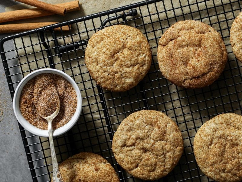 Snickerdoodles von oben auf einem Gitter mit Zimtstangen und Zimt und Zucker