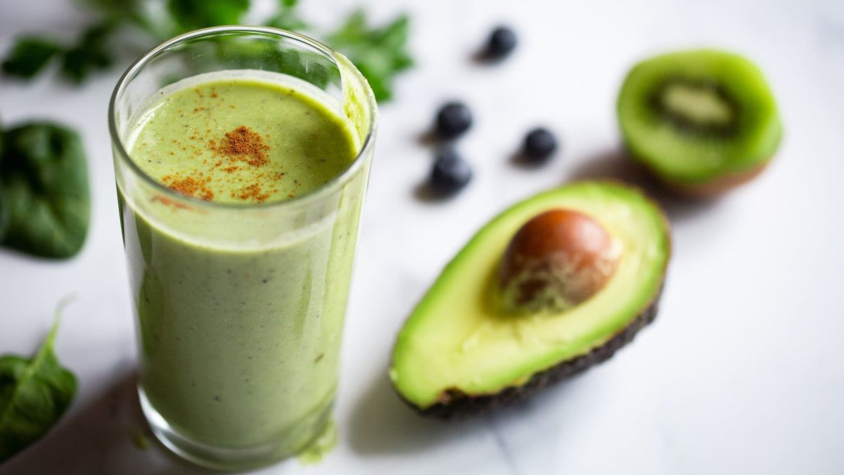 Grüner Smoothie mit Avocado und Kiwi.