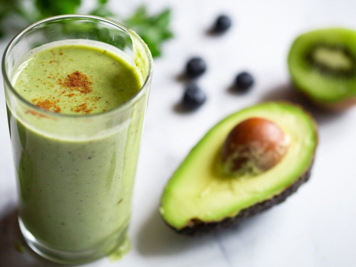 Grüner Smoothie mit Avocado und Kiwi.