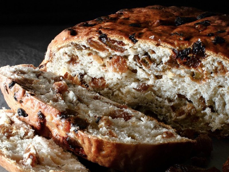 Es ist ein Leib Barmbrack Brot abgebildet. Man erkennt Rosinen und Sultaninen im Teig.