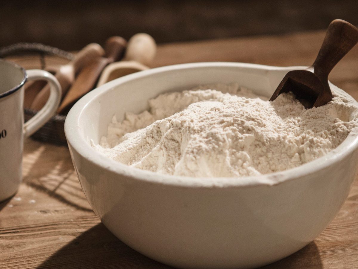 In einer Schüssel ist glutenfreies Mehl angemischt.