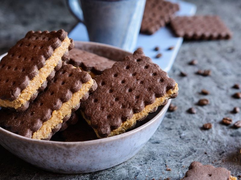 In einer Schüssel liegen mehrere Kakao-Sandwich-Kekse. Sie sind gefüllt mit einer Schoko-Kaffee-Creme.