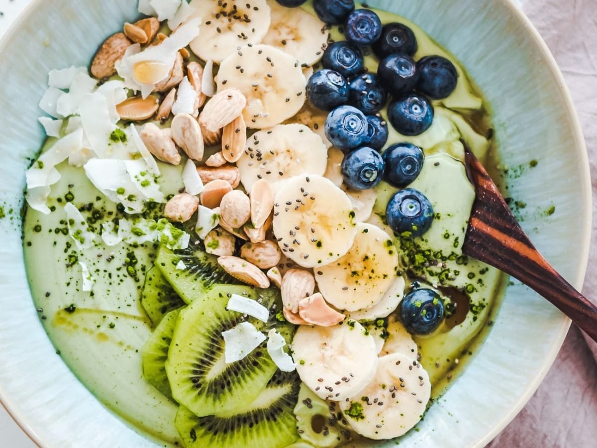 Matcha Bowl mit Früchten und Nüssen.