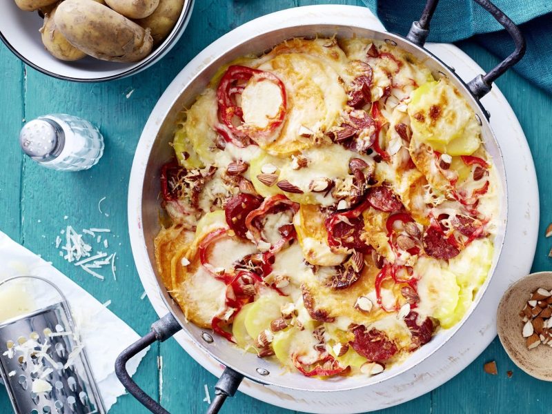 Unser spanischer Kartoffelauflauf steht in einer rustikalen Pfanne auf dem Tisch.