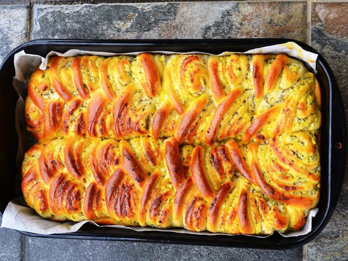 Unsere Bärlauch-Babka goldbraun gebacken in der Auflaufform.