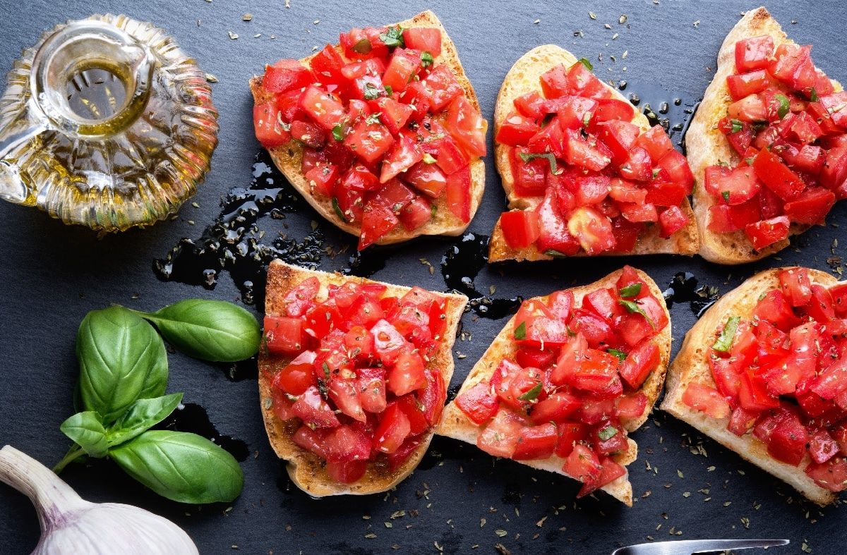 auf einen tisch liegen mehrere scheiben Blutorangen-Bruschetta