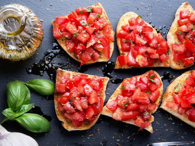 auf einen tisch liegen mehrere scheiben Blutorangen-Bruschetta