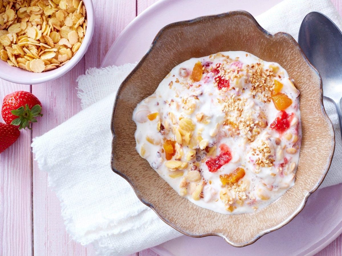 Unser fruchtiges Soja-Frühstück steht angerichtet in einer Schüssel auf dem Tisch.