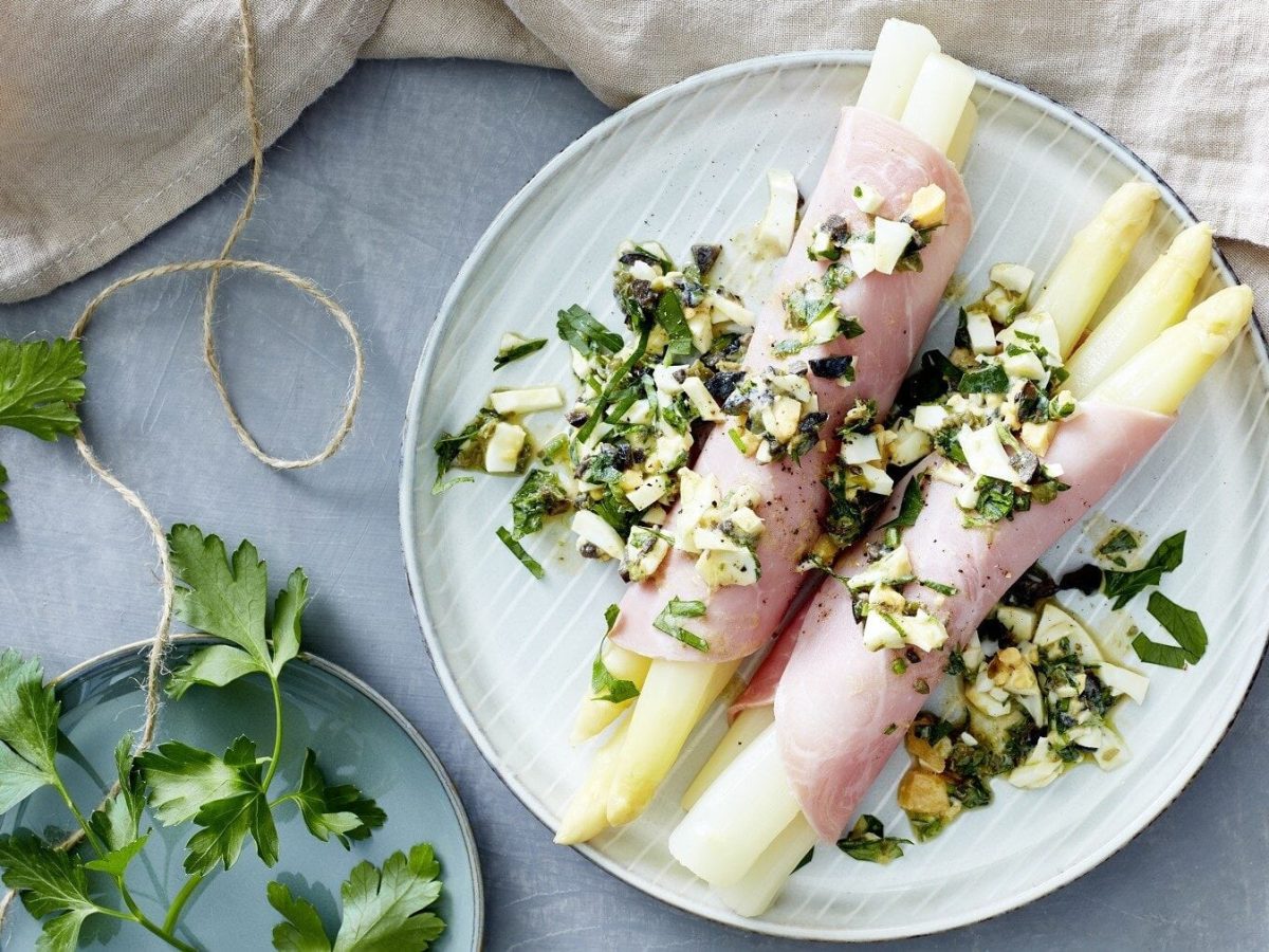 Unser mediterraner Spargel liegt fein angerichtet auf einem Teller.