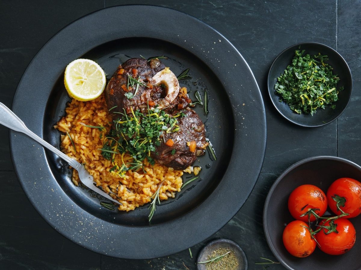 Osso buco mit schwarzem Teller und Gremolata