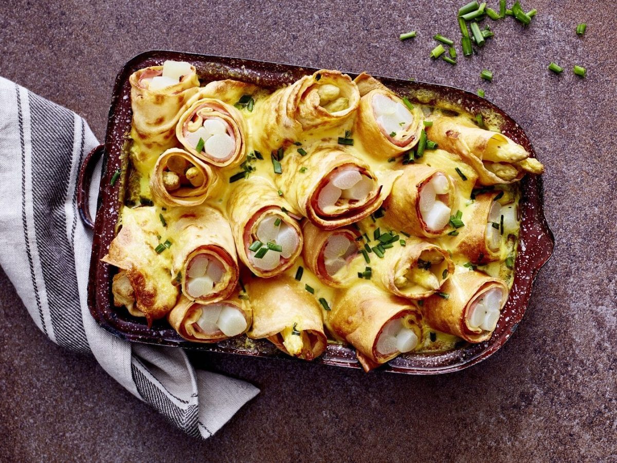 Die Aufflaufform mit unserer Spargel-Schinken-Crespelle steht auf dem Tisch.