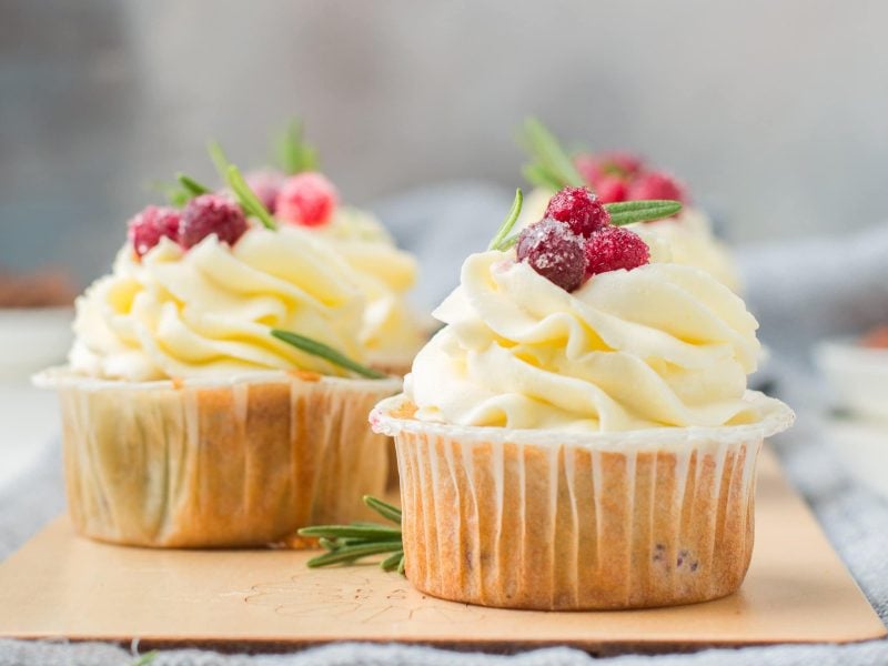 Ein paar vegane Kirsch-Cupcakes mit Vanillefrosting und TK-Beeren.