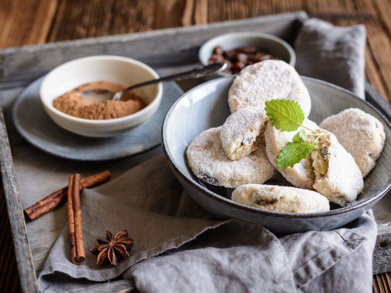 Draufsicht auf Welsh-Cake mit Dekoration auf einem Holzbrett.