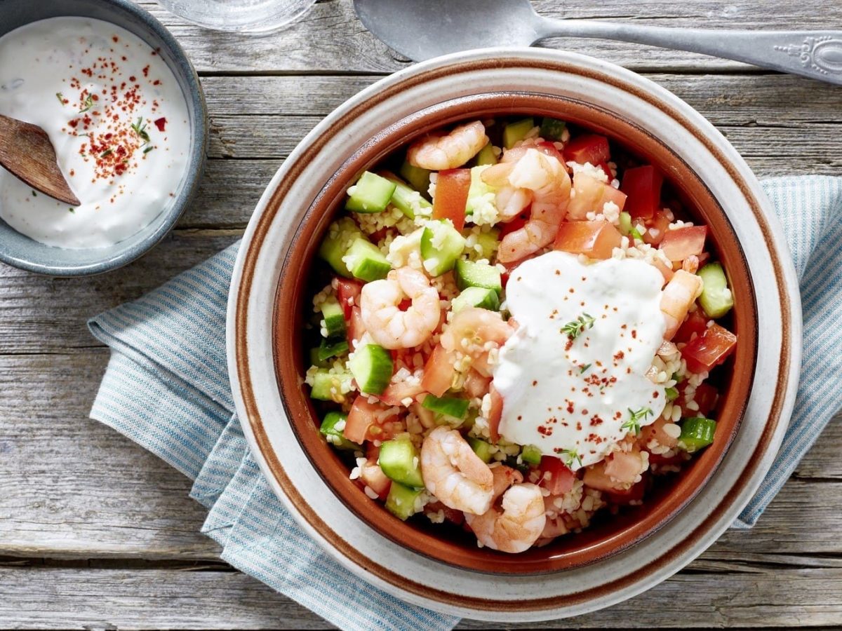 Bulgur-Salat mit Garnelen mit Gurke, Tomate und frischem Joghurt-Dip