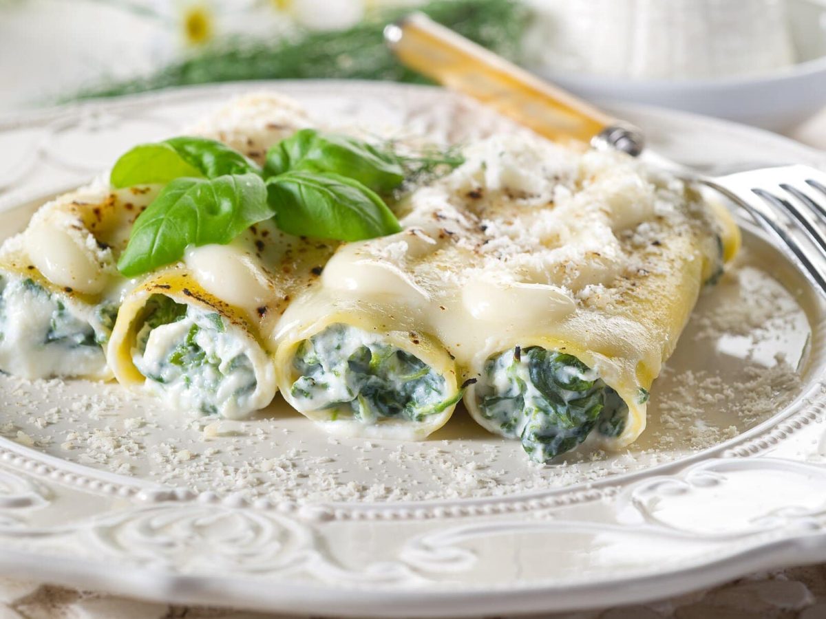 Cannelloni mit Spinat & Ricotta auf gemustertem Teller.